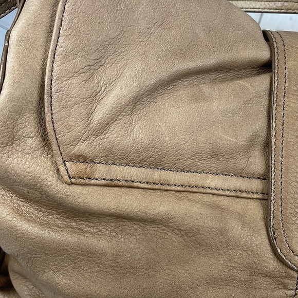 B Makowsky Taupe Leather Slouchy Hobo Satchel Shoulder Bag w/Large Buckle Accent - Picture 5 of 15